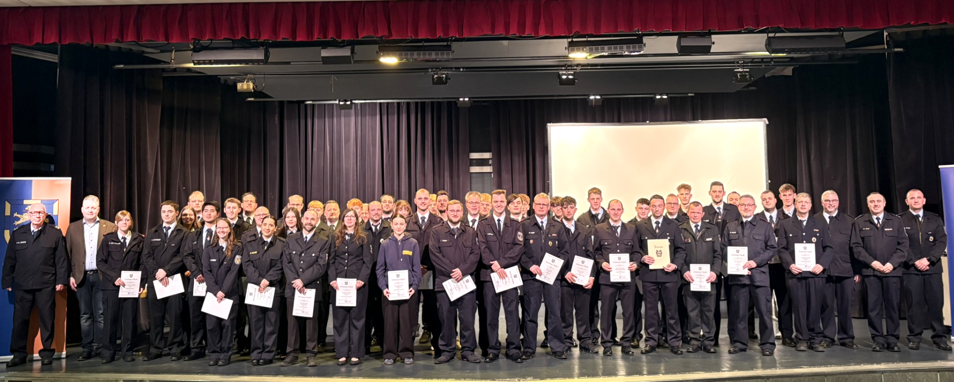 Bürgermeister Gerrit Müller nahm bei der Dienstversammlung der Feuerwehr der Verbandsgemeinde Rennerod unterschiedliche Verpflichtungen, Ernennungen und Beförderungen vor.