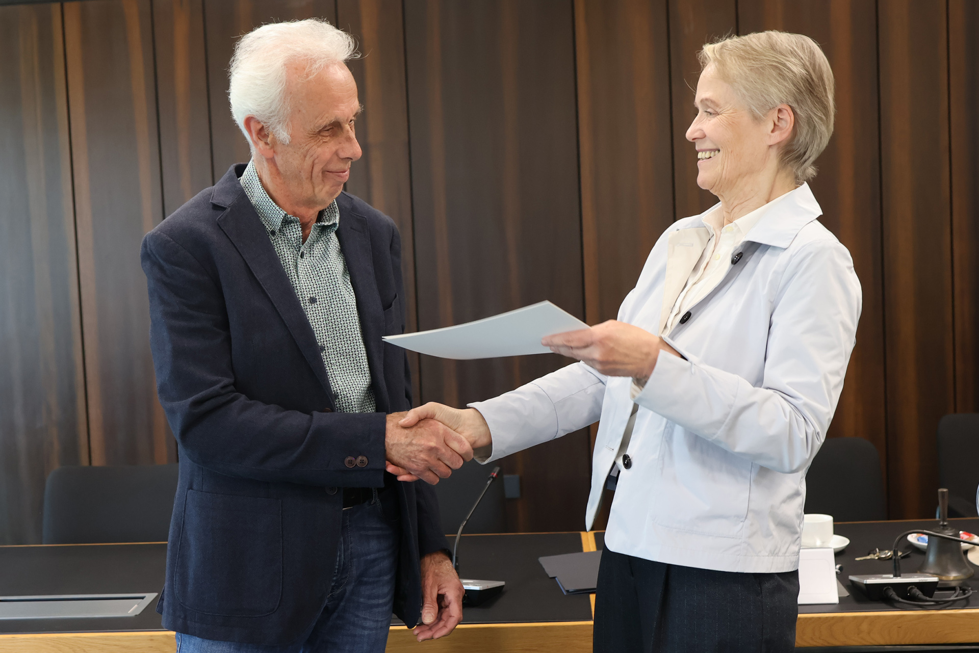 Die Erste Kreisbeigeordnete Gabriele Wieland übergibt die Ehrennadel des Landes Rheinland-Pfalz an Horst Buchner