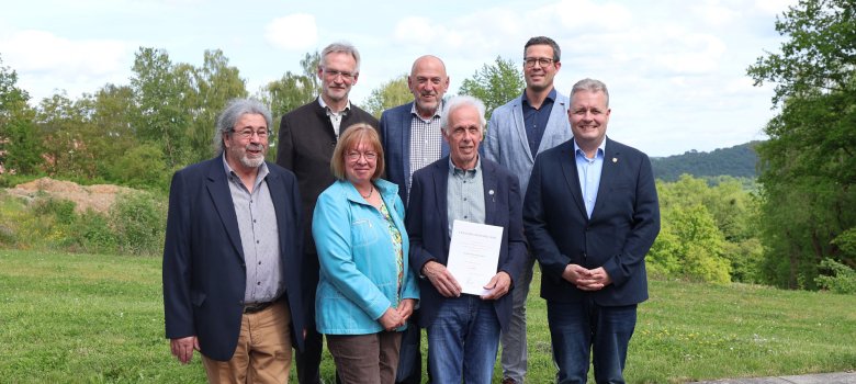 VG-Bürgermeister Gerrit Müller, Stadtbürgermeister Raimund Scharwat und Vertreter der WG Emmerichenhain, die Horst Buchner für die Auszeichnung vorgeschlagen hatten, gratulierten und auch die Familienangehörigen Birgit und Christian Buchner freuten sich herzlich mit dem Geehrten.