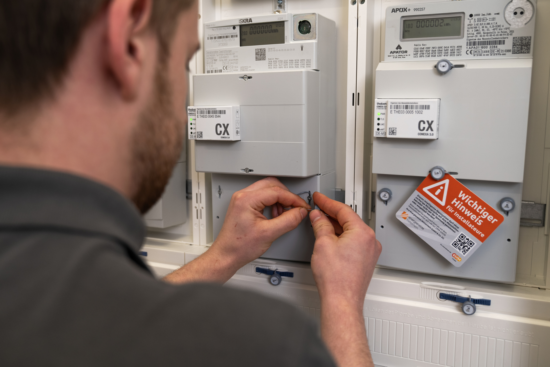 Mann baut Smart Meter in Stromzählerkasten ein