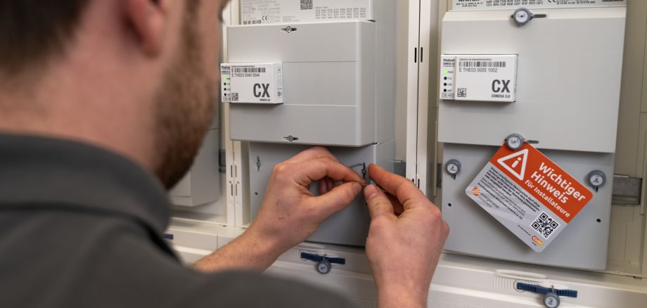 Smart-Meter-21 Mann baut einen Smart Meter in Stromzählerkasten ein