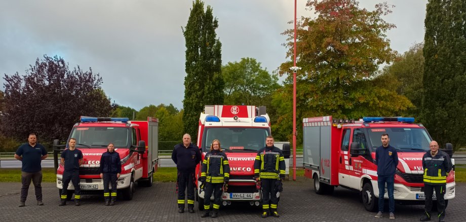 Feuerwehr-Einsatzfahrzeuge mit den Ausbildern und erfolgreichen Absolventen