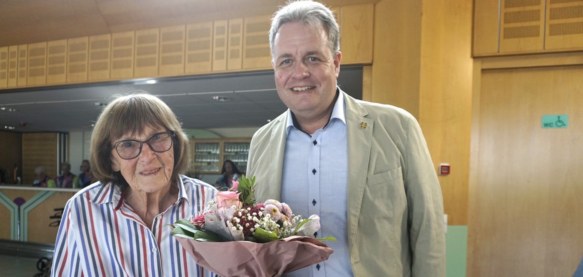 Die älteste Teilnehmerin Frau Agathe Hering (98) erhält einen Blumenstrauß von Bürgermeister Gerrit Müller.