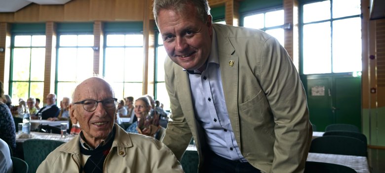 Der älteste Teilnehmer Herr Paul Röttger (96 Jahre) mit Bürgermeister Gerrit Müller.
