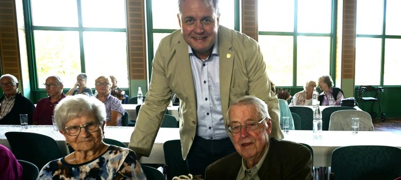 Bürgermeister Gerrit Müller überreicht ein weiteres Präsent an Hans-Kurt Kolb.