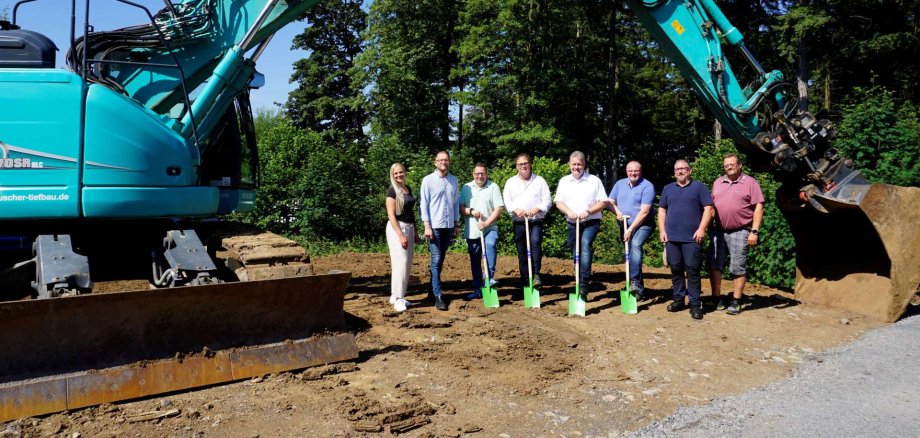 Spatenstich an Baustelle Hochbehälter mit Baumaschinen