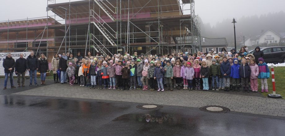 Freuen sich über den neuen Anbau der Küche und Mensa: Die Lehrerinnen mit den Schülerinnen und Schülern sowie Patrick Müller (Architekturbüro Schäfer), Konrad Groth, Bürgermeister Gerrit Müller und Carina Schmidt (Verbandsgemeindeverwaltung Rennerod)
