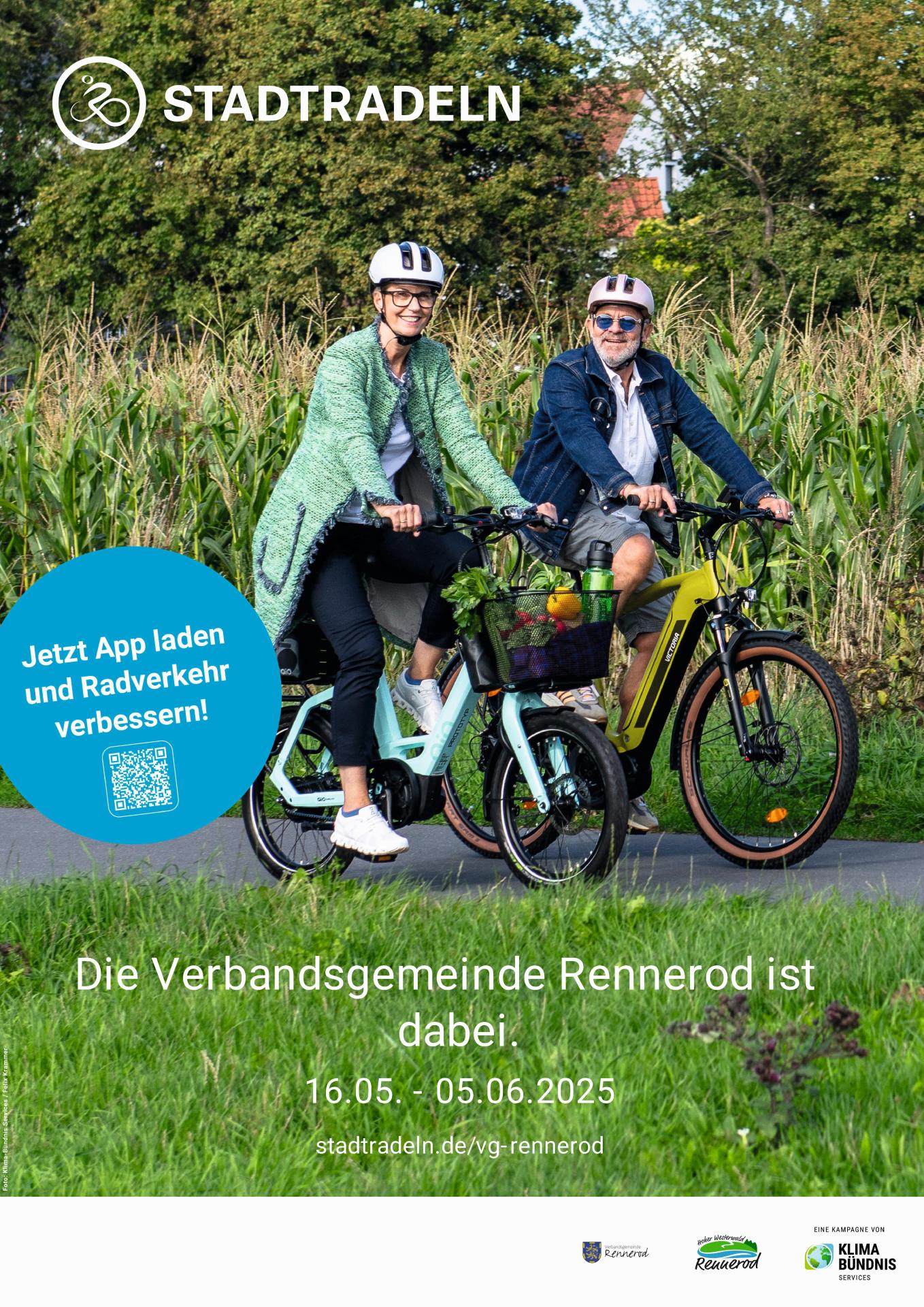 Radelnde in der Natur unterwegs.