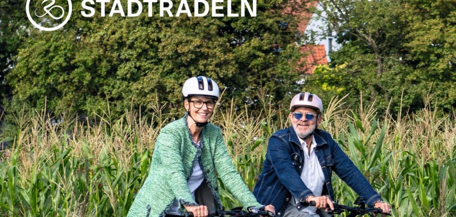 Radelnde in der Natur unterwegs.