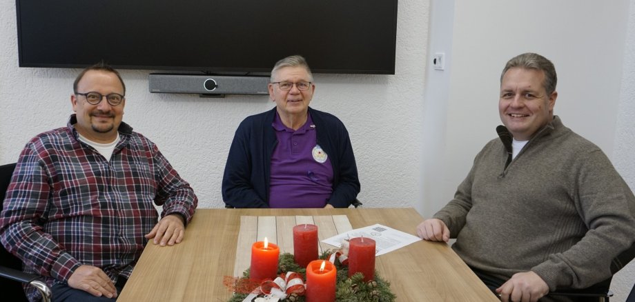 Konstruktiver Austausch: Bauchspeicheldrüsenkrankheiten im Fokus bei Bürgermeister Gerrit Müller, Michael Müller-Schwarz und Markus Henkel (v.r.n.l.) in der Verbandsgemeindeverwaltung Rennerod