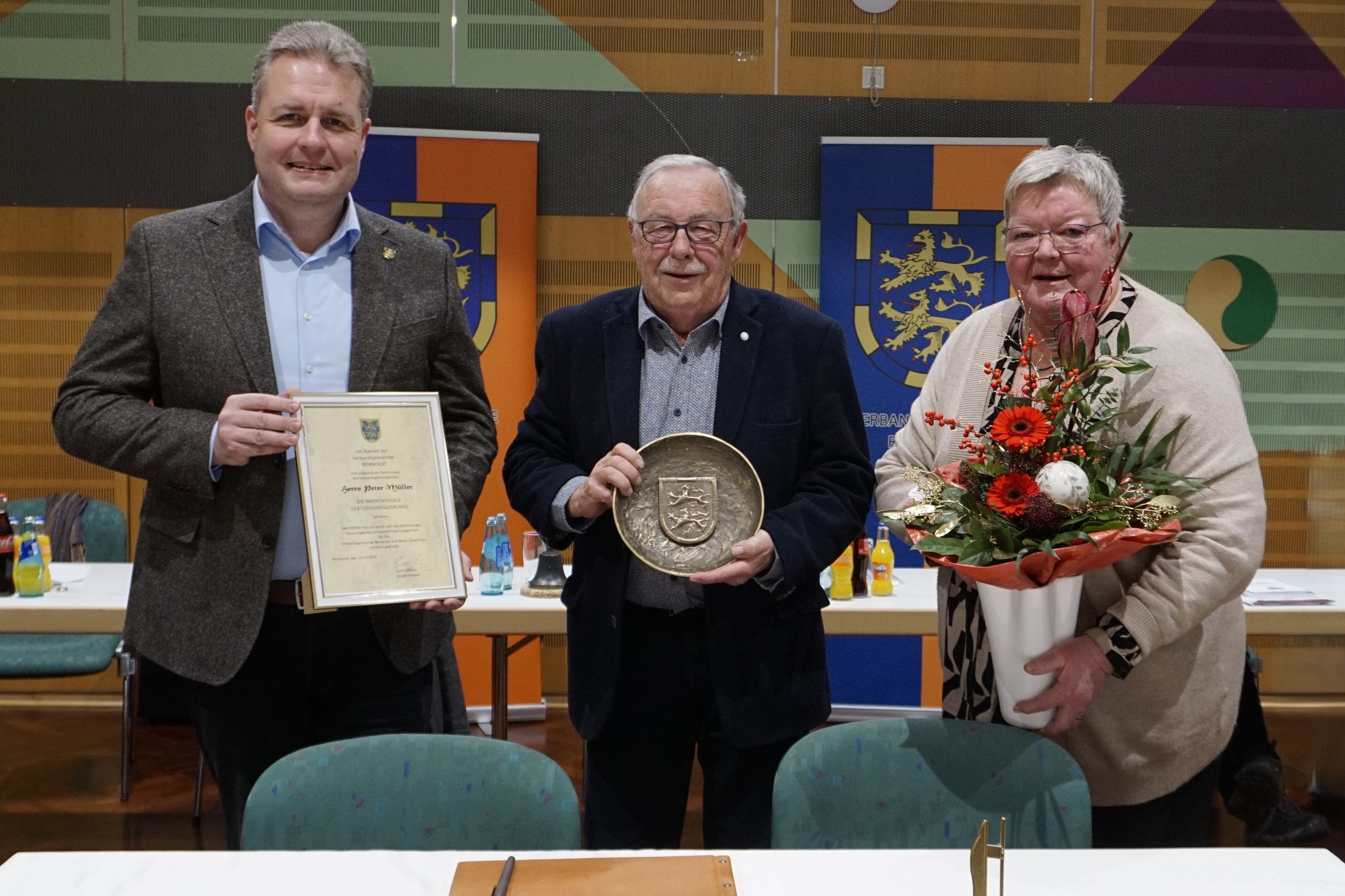 Eine besondere Ehrung eines besonderen Bürgers: Peter Müller erhält die Wappenschale der Verbandsgemeinde Rennerod und trägt sich ins Goldene Buch der Verbandsgemeinde Rennerod ein