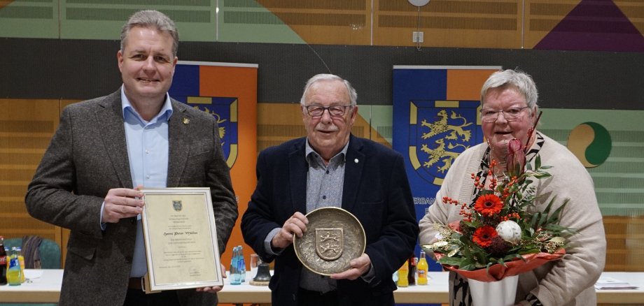 Eine besondere Ehrung eines besonderen Bürgers: Peter Müller erhält die Wappenschale der Verbandsgemeinde Rennerod und trägt sich ins Goldene Buch der Verbandsgemeinde Rennerod ein