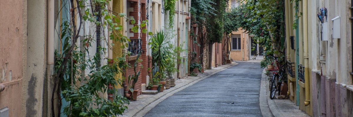 Enge Straße in kleinem Ort