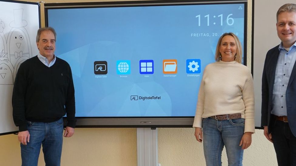 Die digitalen Tafeln finden mittlerweile in nahezu allen Fächern Anwendung, wie Schulleiterin Antje Hentrich Büroleiter Konrad Groth und Bürgermeister Gerrit Müller zeigt.